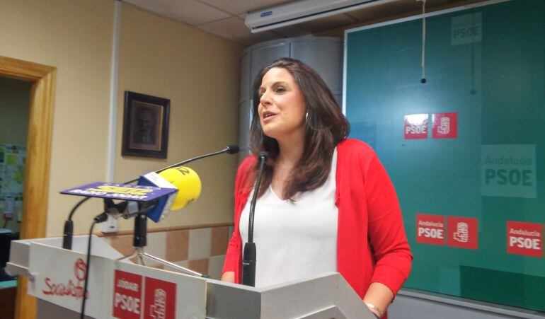 La vicesecretaria del PSOE de Jaén, Ángeles Férriz, interviene en el acto preelectoral en la sede socialista de Jódar