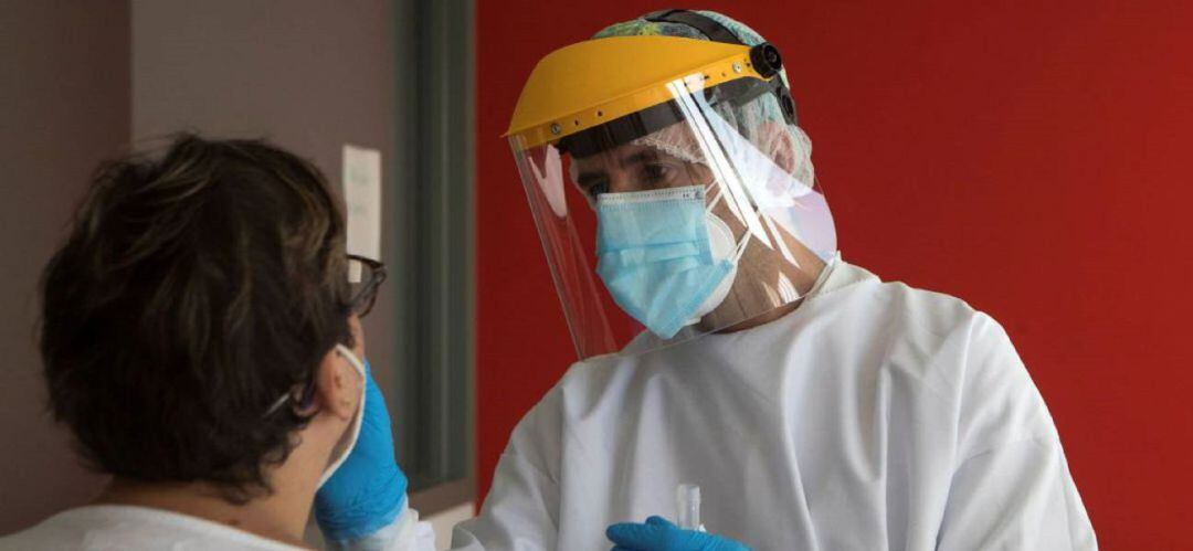 Un enfermero realiza muestras PCR.