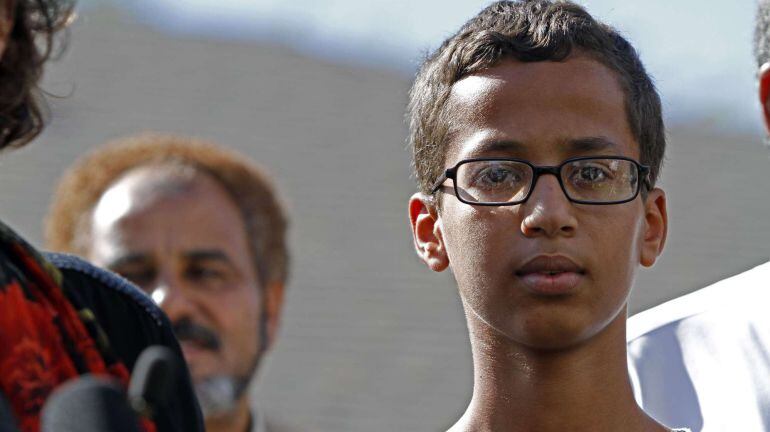 Ahmed Mohamed, el joven de 14 años detenido por llevar un reloj casero que la profesora confundió con una bomba.