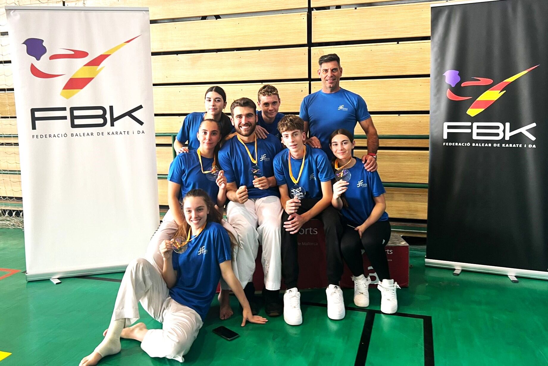 L'expedició del club Físics  amb els cinc medallistes.