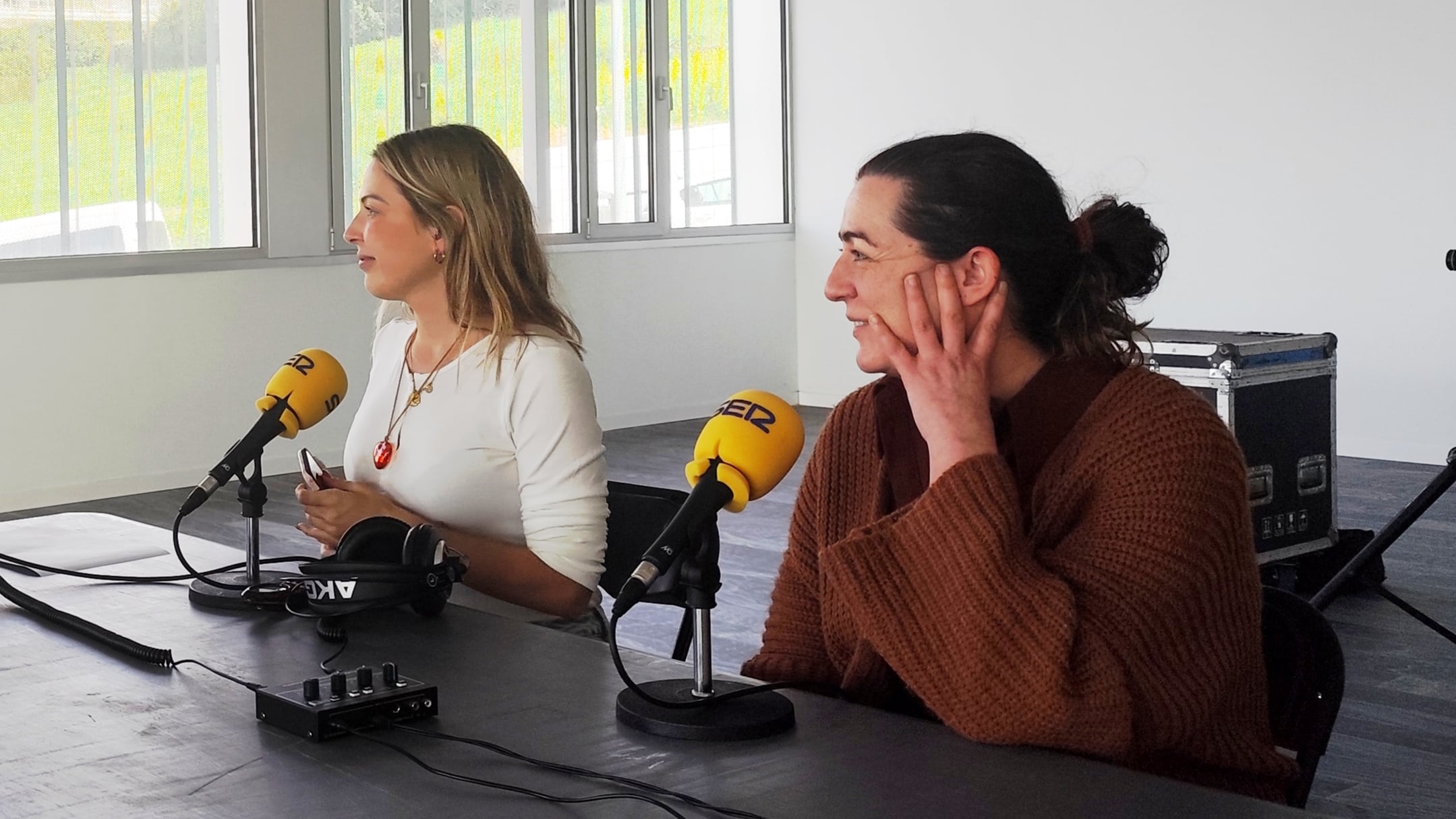 Lucía Veiga, presidenta da Academia Galega do Audiovisual, á dereita de Beatriz Serén, actriz e académica.