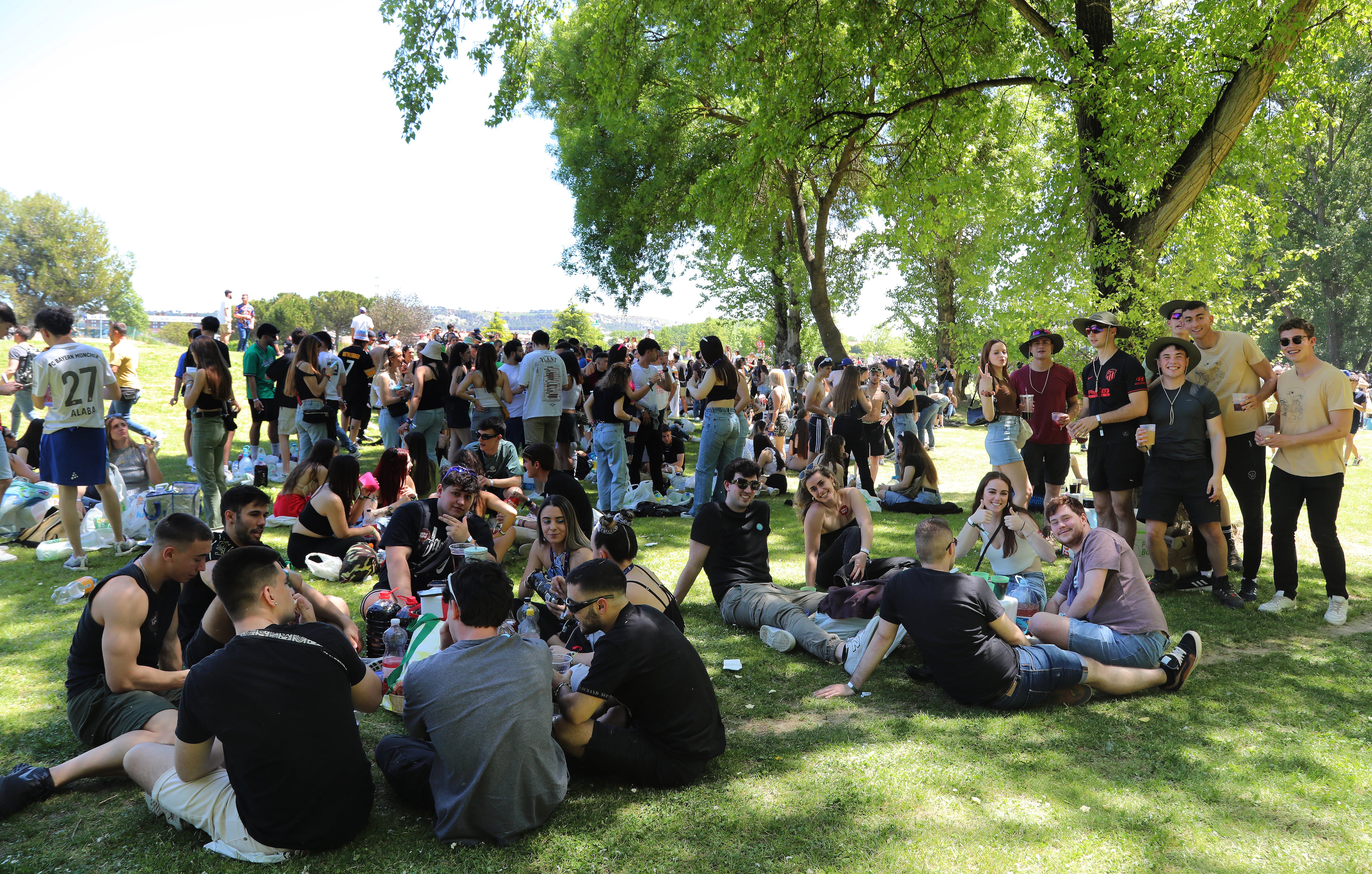 Miles de jóvenes de la Comunidad se dan cita en el parque Ribera Sur de la capital palentina para celebrar la ITA, una de las fiestas universitarias más populares de la región