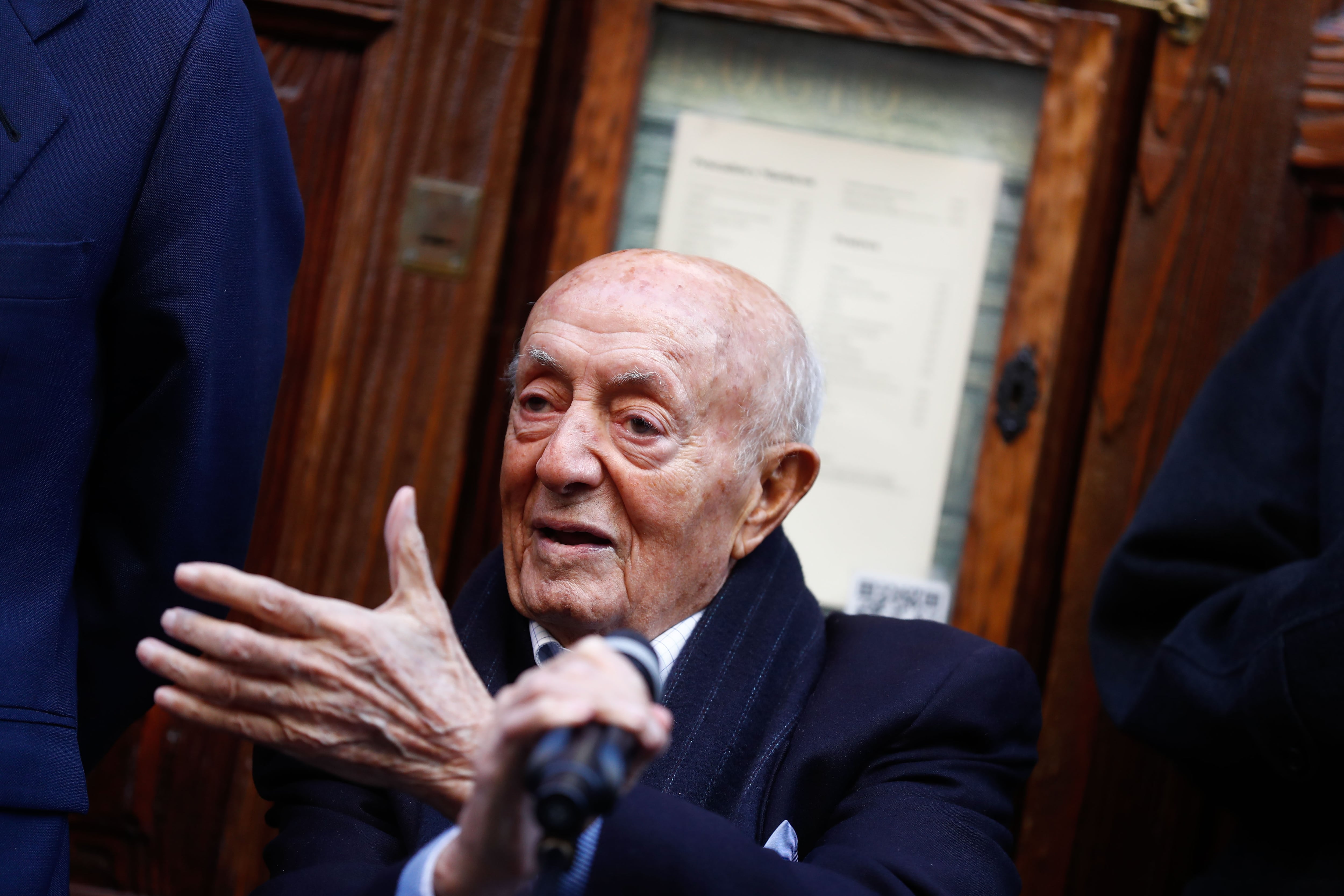 MADRID, 07/02/2023.- El propietario de Casa Lucio, Lucio Blázquez durante el homenaje de la Asociación de Empresarios de La Latina (ADELA) con motivo de su 90º aniversario a su famoso plato, los huevos rotos, en su restaurante en la Cava Baja de Madrid este martes. EFE/Javier Lizón
