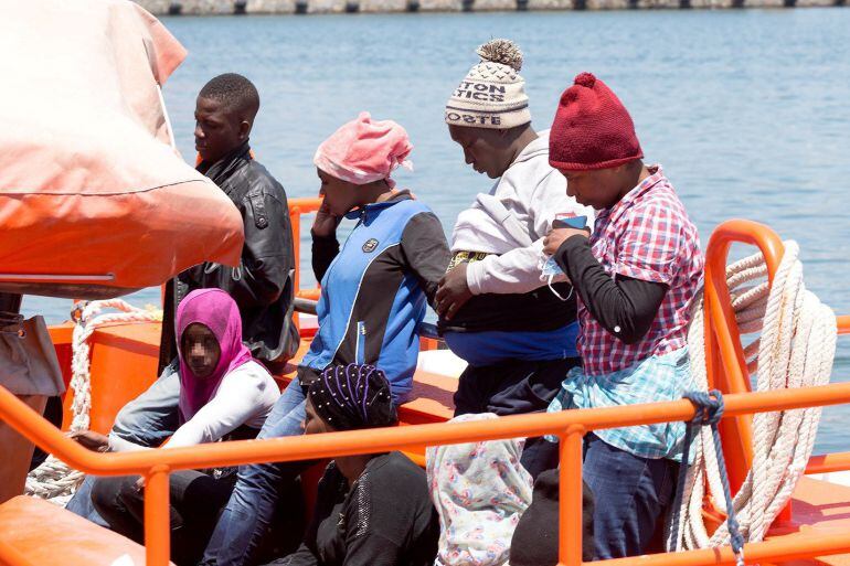 Inmigrantes rescatados este jueves en el Mar de Alborán y trasladados al Puerto de Motril (Granada)