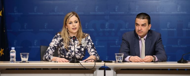 La consejera de fomento, Elena de la Cruz y el consejero de agricultura, Francisco Martínez en rueda de prensa 