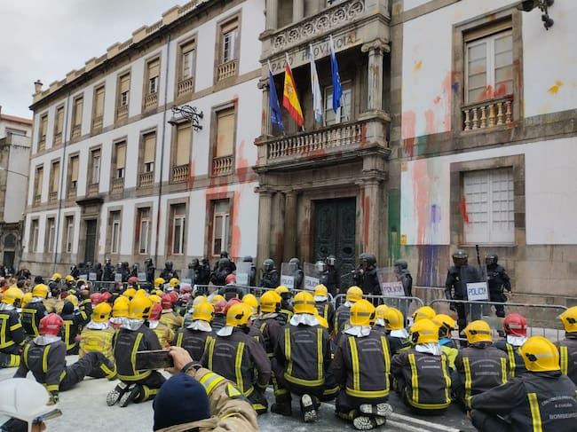 Foto de archivo de la última movilización de los bomberos ante la Diputación provincial de Ourense