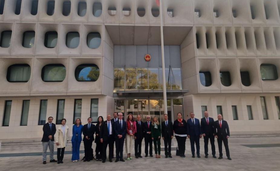 Representantes del sector porcino y del Gobierno de Aragón a las puertas de la embajada China