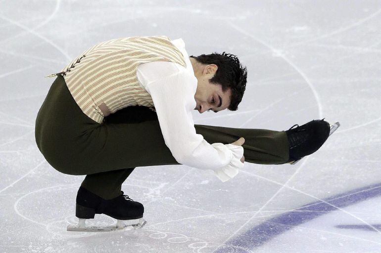 GRA416. BARCELONA, 12/12/2014.- El patinador español Javier Fernández, que consiguió la medalla de plata, durante el concurso masculino de la final del Gran Prix de patinaje artístico que se celebra en Barcelona. EFE/Alberto Estévez