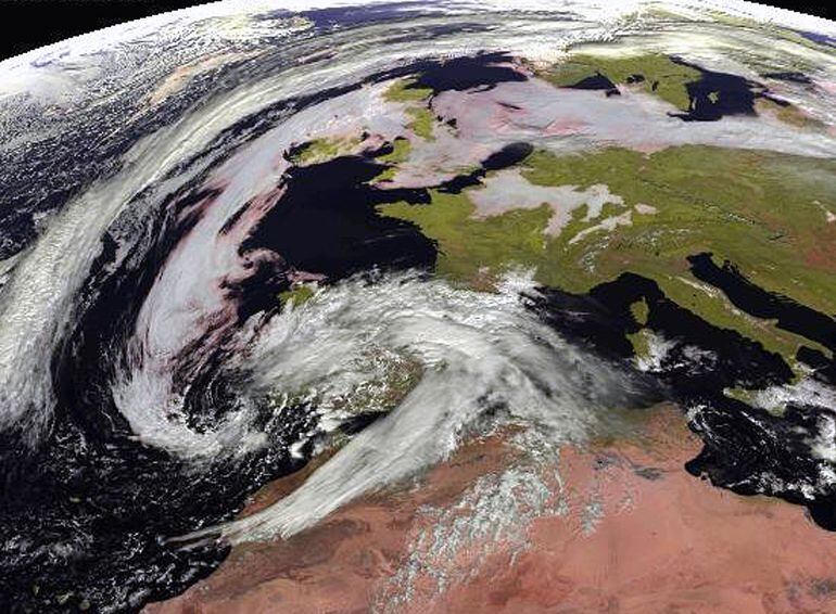 GRA072. MADRID, 02/11/2015.- Imagen tomada por el satélite Meteosat para la Agencia Estatal de Meteorología que prevé para mañana, martes, precipitaciones localmente fuertes en el sur de Andalucía y en Cataluña, y probablemente también en Galicia y Asturias, además de intervalos de viento fuerte en el extremo noreste de Cataluña. Estará nuboso a cubierto en la vertiente atlántica y Pirineos, con lluvias persistentes en la mitad occidental peninsular y Baleares. Existe probabilidad de que sean localmente fuertes en zonas de Galicia, Asturias, Cataluña y Andalucía occidental. En el extremo sureste peninsular intervalos nubosos con pocas posibilidades de precipitación. En Canarias intervalos nubosos sin descartar alguna lluvia débil en las islas occidentales. Las temperaturas en descenso en el tercio norte peninsular y en ascenso en Andalucía. Pocos cambios en el resto del país. El viento de componente sur en la Península y Baleares, con intervalos de fuerte en el extremo noreste de Cataluña. En Canarias viento variable flojo con predominio de la componente este. EFE