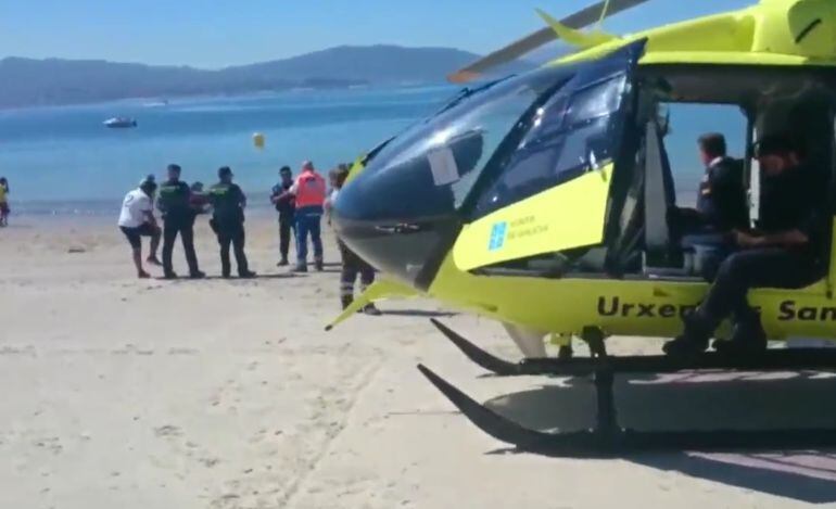 El helicóptero del 061 en la playa de A Rodeira en cangas donde falleció un hombre de 77 años