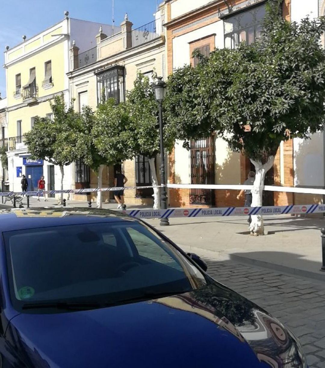 Imagen de la calle acordonada por la policía