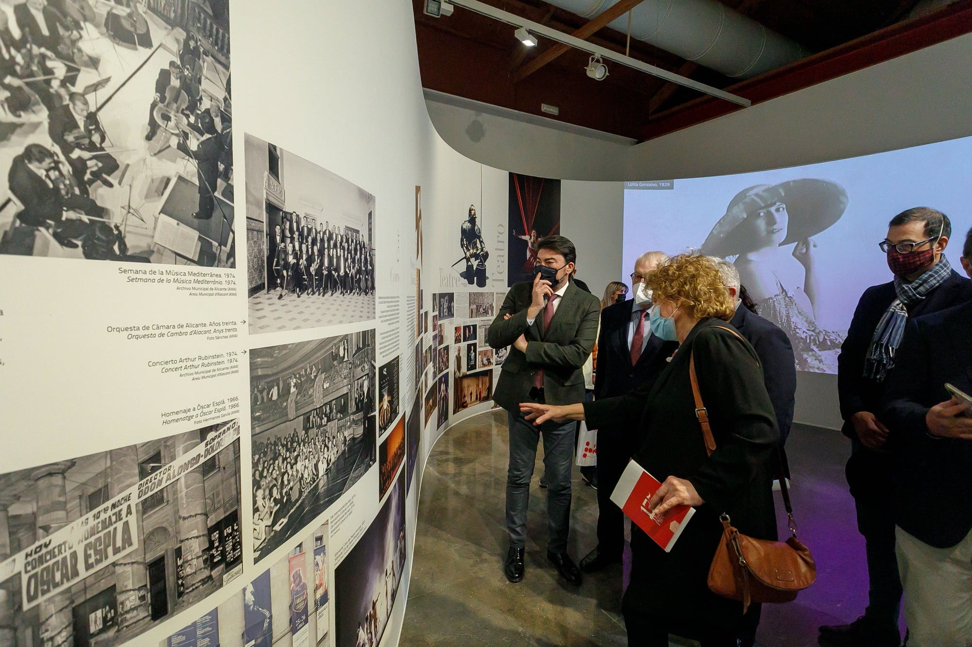 El alcalde Luis Barcala en la inauguración de la muestra sobre el 175 aniversario del Teatro Principal de Alicante