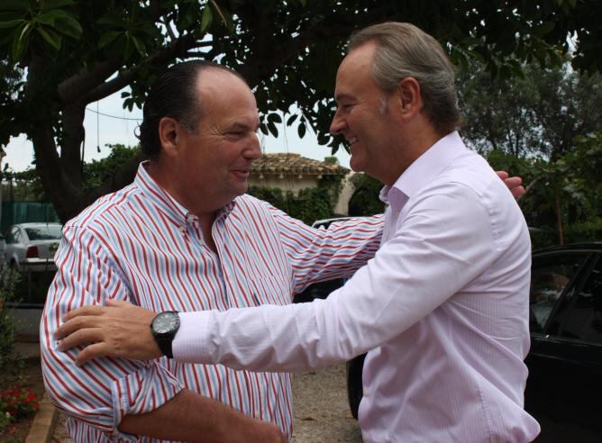 José Vicente Morata y Alberto Fabra se abrazan minutos antes de la reunión de 2013