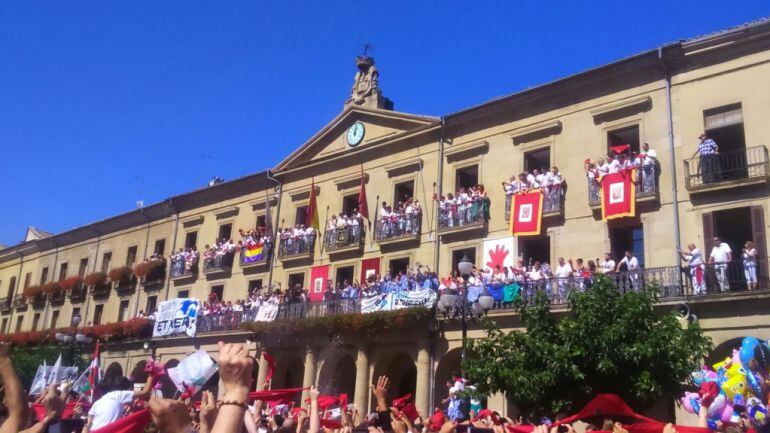 Las fiestas de Tafalla ya comenzaron con buen ambiente desde el lanzamiento del cohete
