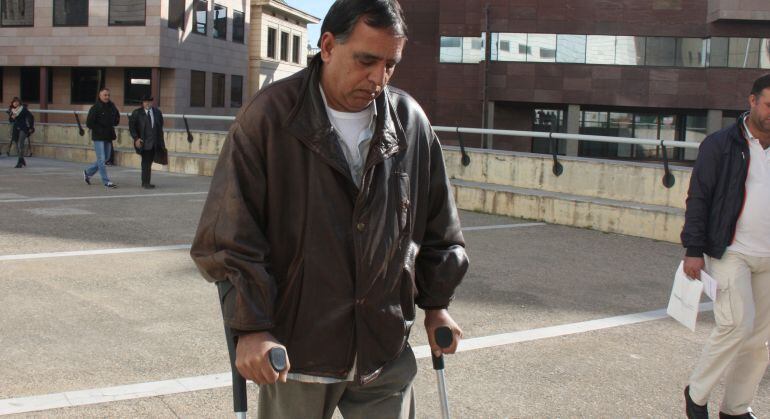 L'home pakistanès, a qui l'agressor li va deixar clavat el ganivet a l'esquena, sortint dels jutjats després de declarar, aquest dimecres