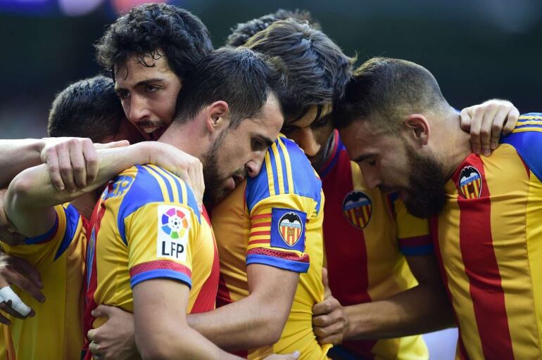 Valencia&#039;s forward Paco Alcacer (2ndL) celebrates with his teammates after scoring during the Spanish league football match Real Madrid CF vs Valencia CF at the Santiago Bernabeu stadium in Madrid on May 9, 2015.   AFP PHOTO/ GERARD JULIEN