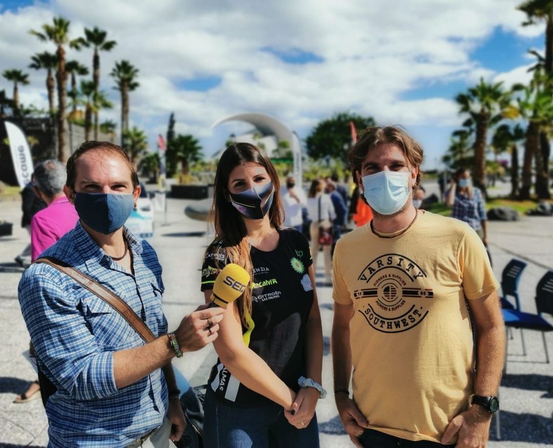 La piloto canaria Emma Falcón junto a dos redactores de la Cadena Ser