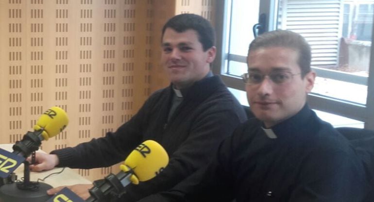 Los dos jóvenes diáconos, en los estudios de Radio Valladolid