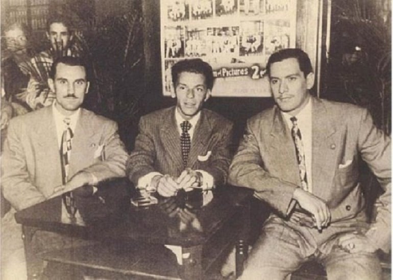 Frank Sinatra (centro), junto a los mafiosos norteamericanos Joe y Rocco Fischetti, en un bar de La Habana