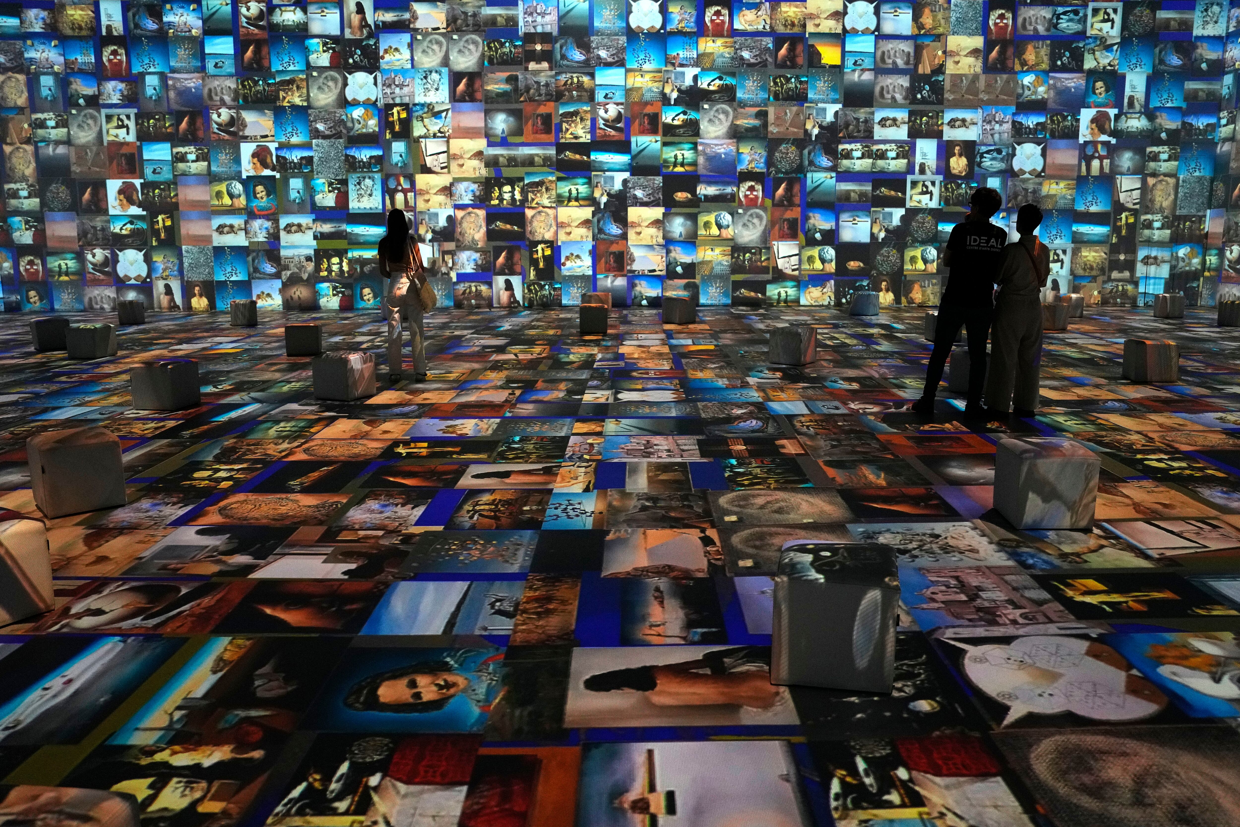 GRAF557. BARCELONA, 20/09/2022.- La exposición inmersiva &quot;Dalí Cibernético&quot; abre sus puertas este martes en el Centro de Artes Digitales Ideal de Barcelona, que presenta un insólito recorrido por el onírico universo creado por el artista surrealista a través de proyecciones de gran formato, instalaciones interactivas, hologramas, realidad virtual e inteligencia artificial. EFE/Alejandro García
