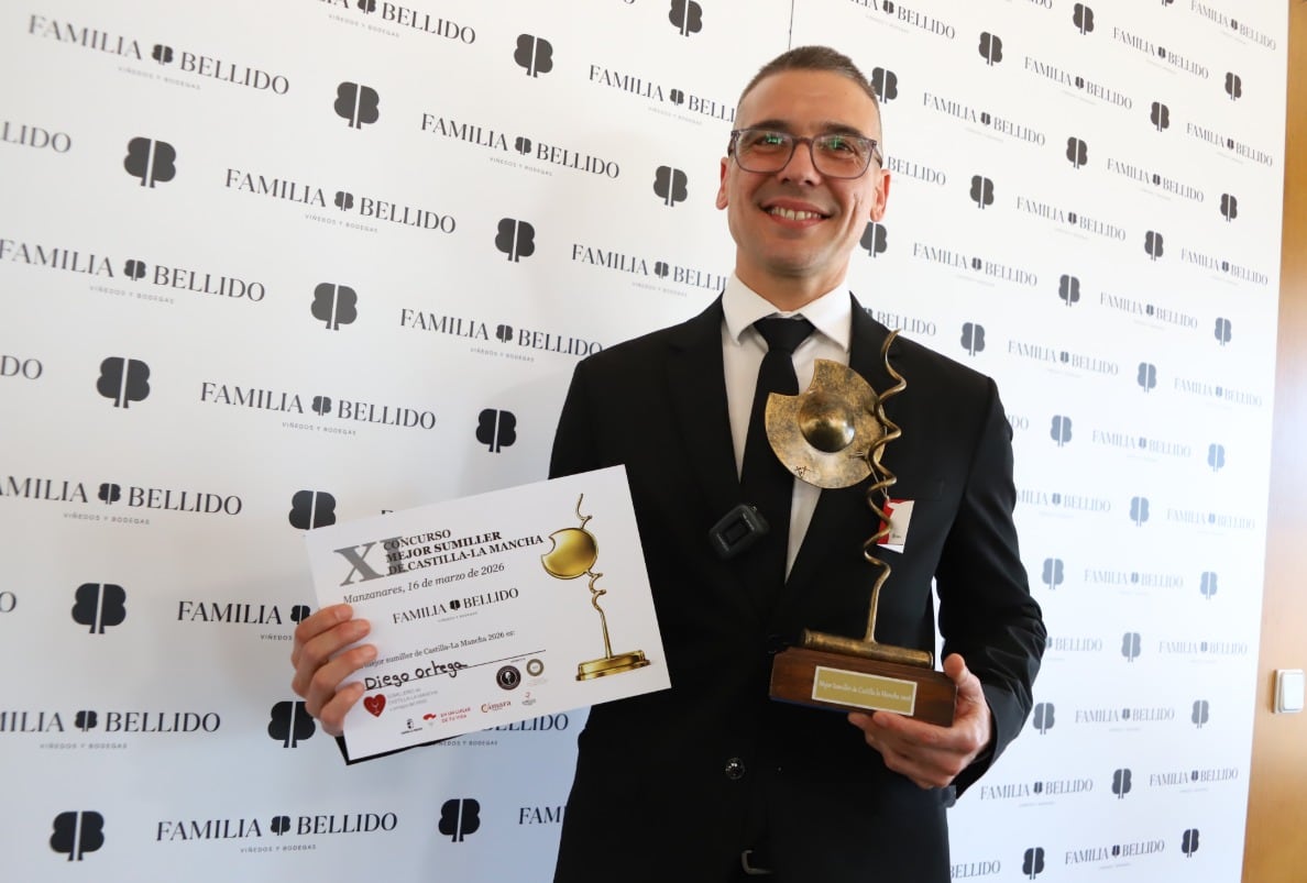 Diego Ortega con el diploma y el trofeo