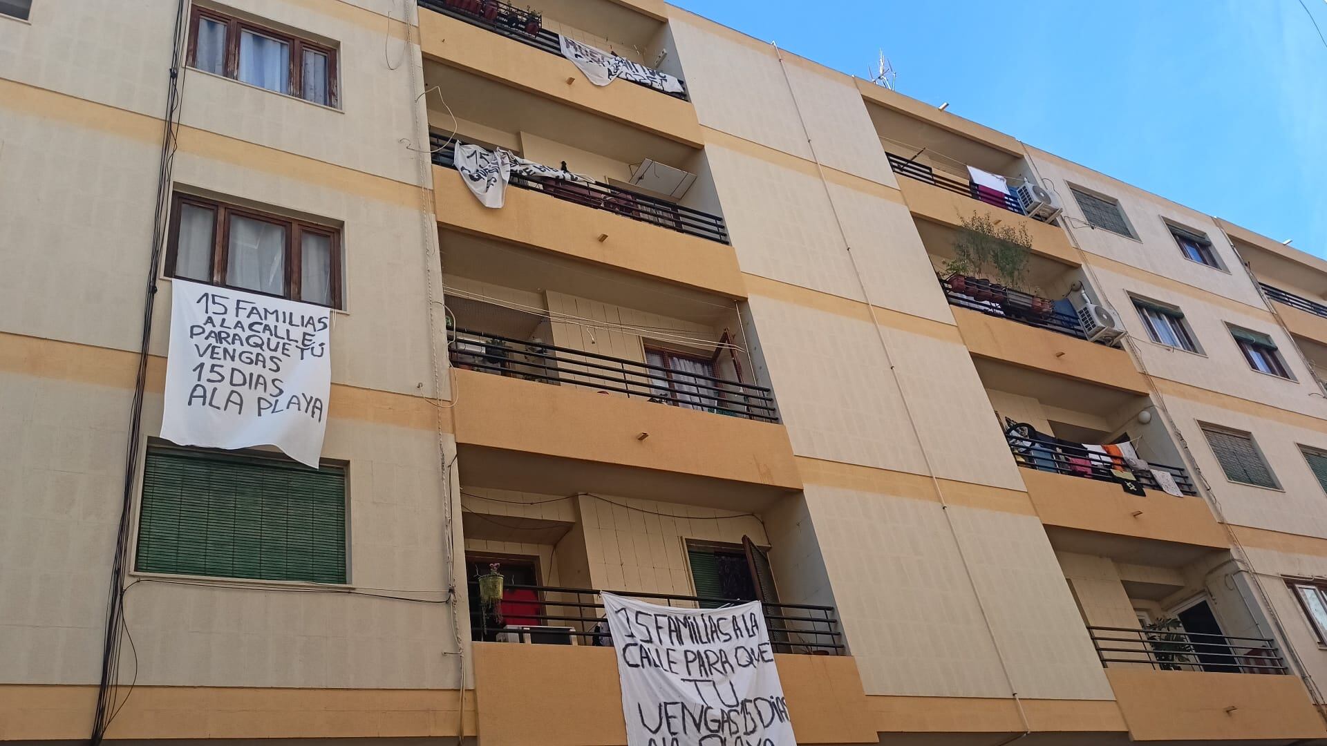 Pancartas en el edificio de la calle Pascual de la Mata de Alicante, en el barrio de Carolinas, contra la compra del inmueble y la no renovación de alquileres