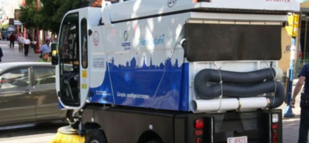 Una de las barredoras de la empresa de limpieza