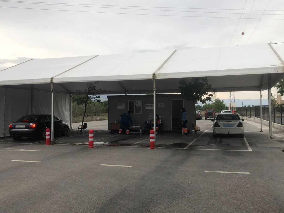 Dispositivo de vacunación masiva contra la covid en el estacionamiento del hospital de Baza (Granada)