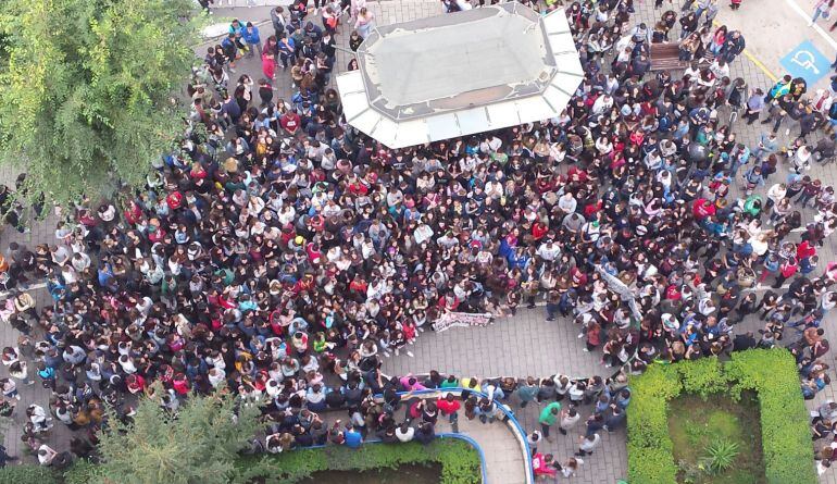 Cientos de alumnos han participado en la concentración junto a la Delegación de Educación