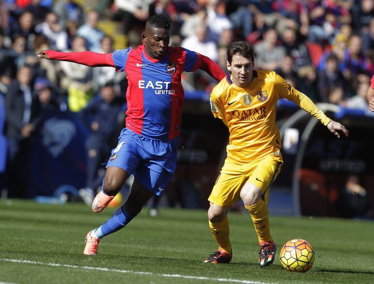 Football Soccer - Levante v Barcelona - Spanish Liga - Ciudad de Valencia Stadium, Valencia, Spain . Barcelona&#039;s Lionel Messi  and Levante&#039;s Jefferson Lerma in action. REUTERS-Heino Kalis