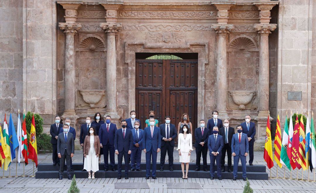 El rey Felipe VI, el presidente del Gobierno, Pedro Sánchez, la presidenta del Senado, Pilar Llop, la jefa del Ejecutivo de la Rioja, Concha Andreu (2i), anfitriona de la conferencia y los presidentes autonómicos posan para la foto de familia a su llegada al monasterio de San Millán de Yuso, en San Millán de la Cogolla, este viernes, para asistir a dla Conferencia de Presidentes donde se buscará el consenso para el reparto de los fondos de recuperación europeos por la crisis del coronavirus. 