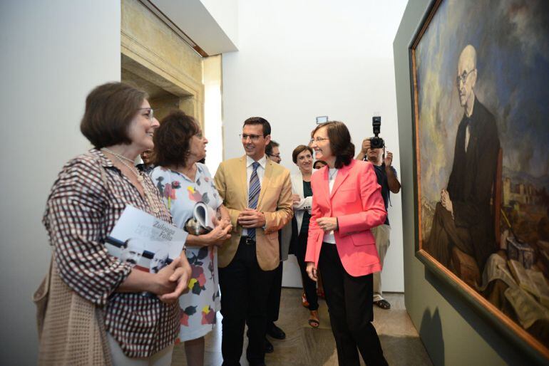 La consejera de Cultura Rosa Aguilar vista el museo de Bellas Artes de La Alambra junto al alcalde Paco Cuenca.