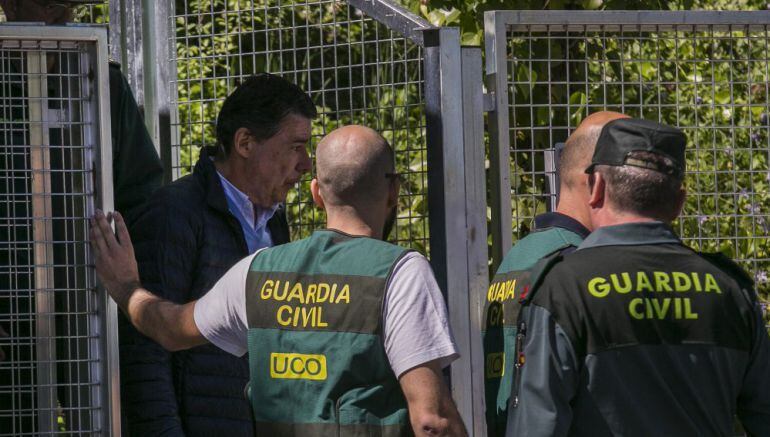 Ignacio González habla con la Guardia Civil