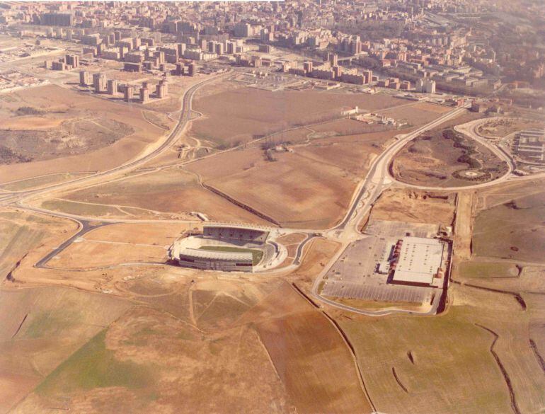 Imagen del estadio José Zorrilla, recién construido en 1982, con el centro comercial y al fondo el barrio de Huerta del Rey