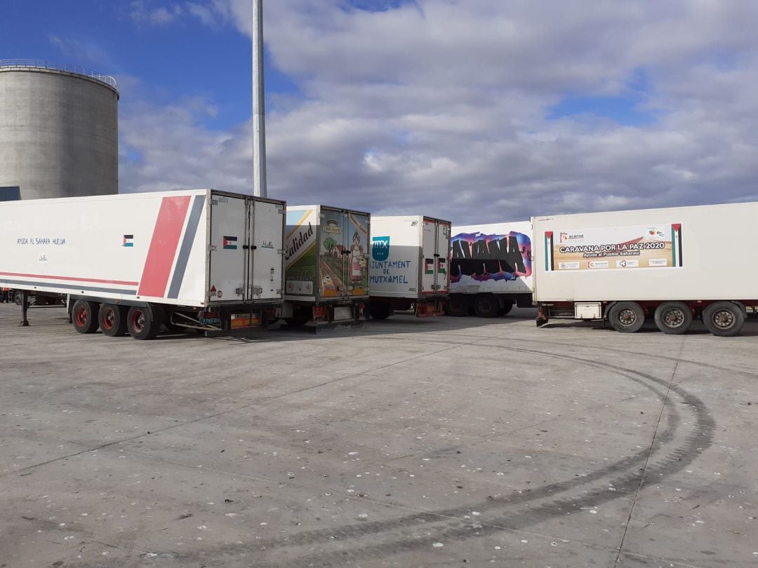 Camiones de la caravana humanitaria que saldrán desde el Puerto de Alicante hacia los campamentos del Tinduf.