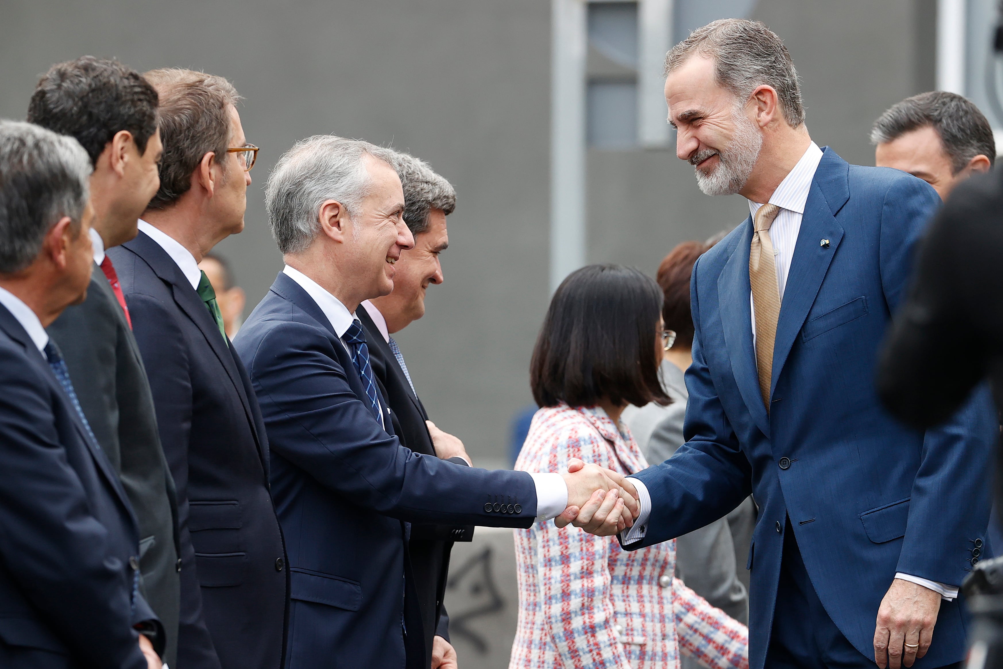 El rey Felipe saluda al Lehendakari, Íñigo Urkullu, a su llegada a la reunión de la XXVI Conferencia de Presidentes. EFE/Juan Carlos Hidalgo