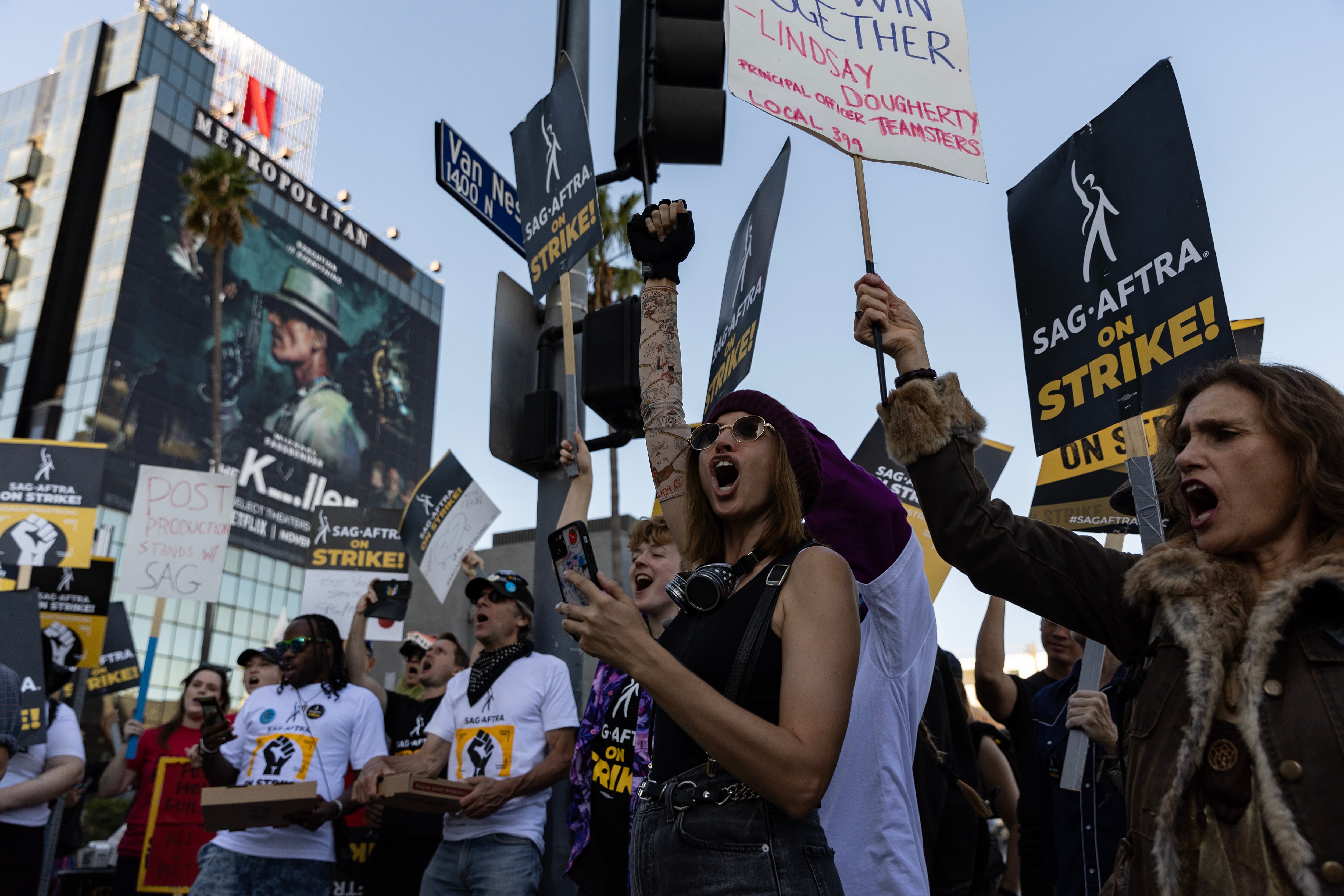 Miembros del sindicato de actores protestan en las oficinas de Netflix. EFE/EPA/ETIENNE LAURENT