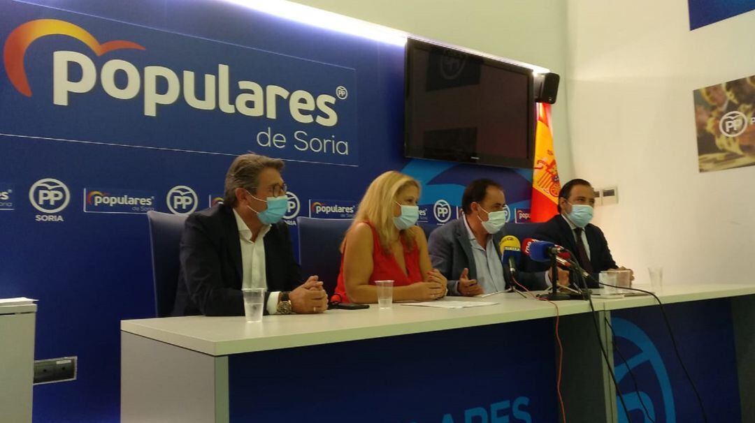 Peregrina, De Gregorio, Serrano y Hernando, en la sede del PP.