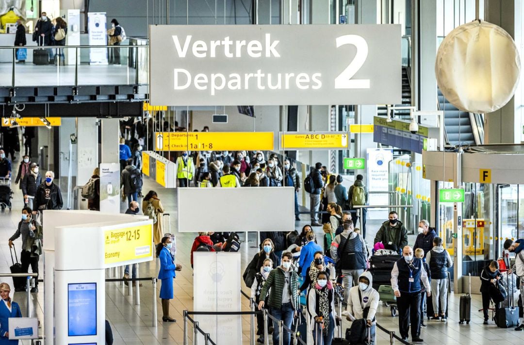 Viajeros en el aeropuerto de Schiphol, en Amsterdam, Holanda.