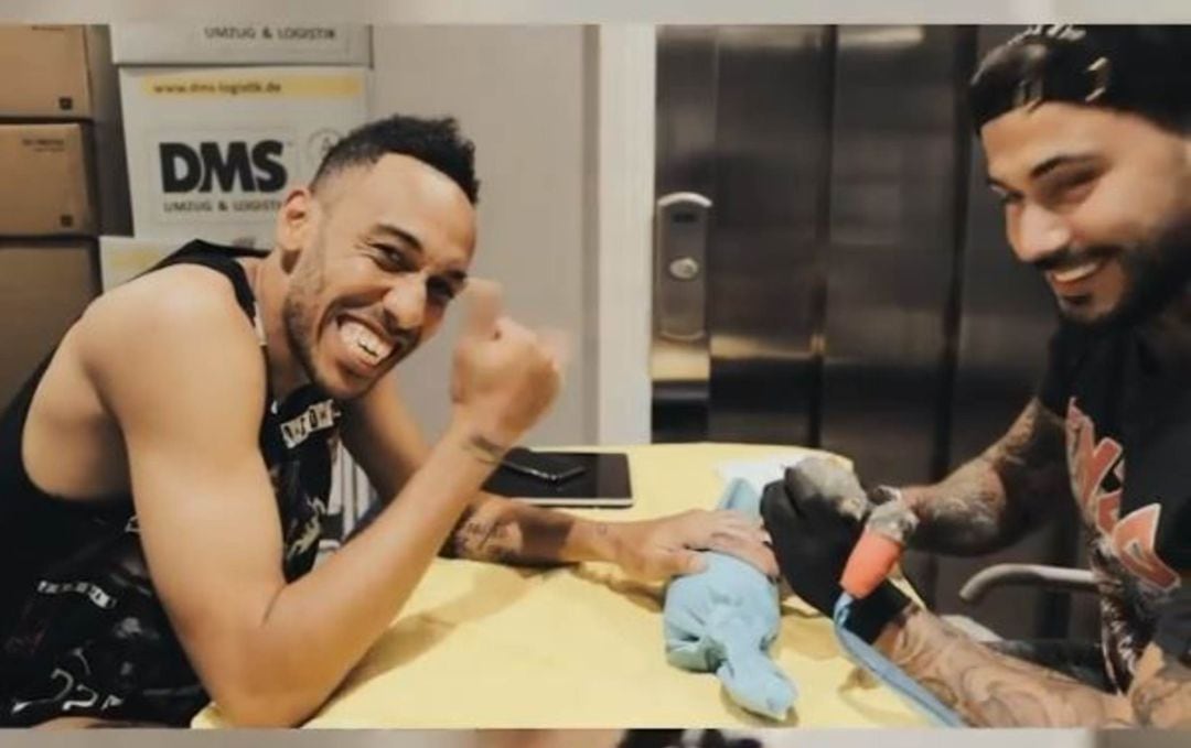 Aubameyang, en el momento en que se hizo el tatuaje.