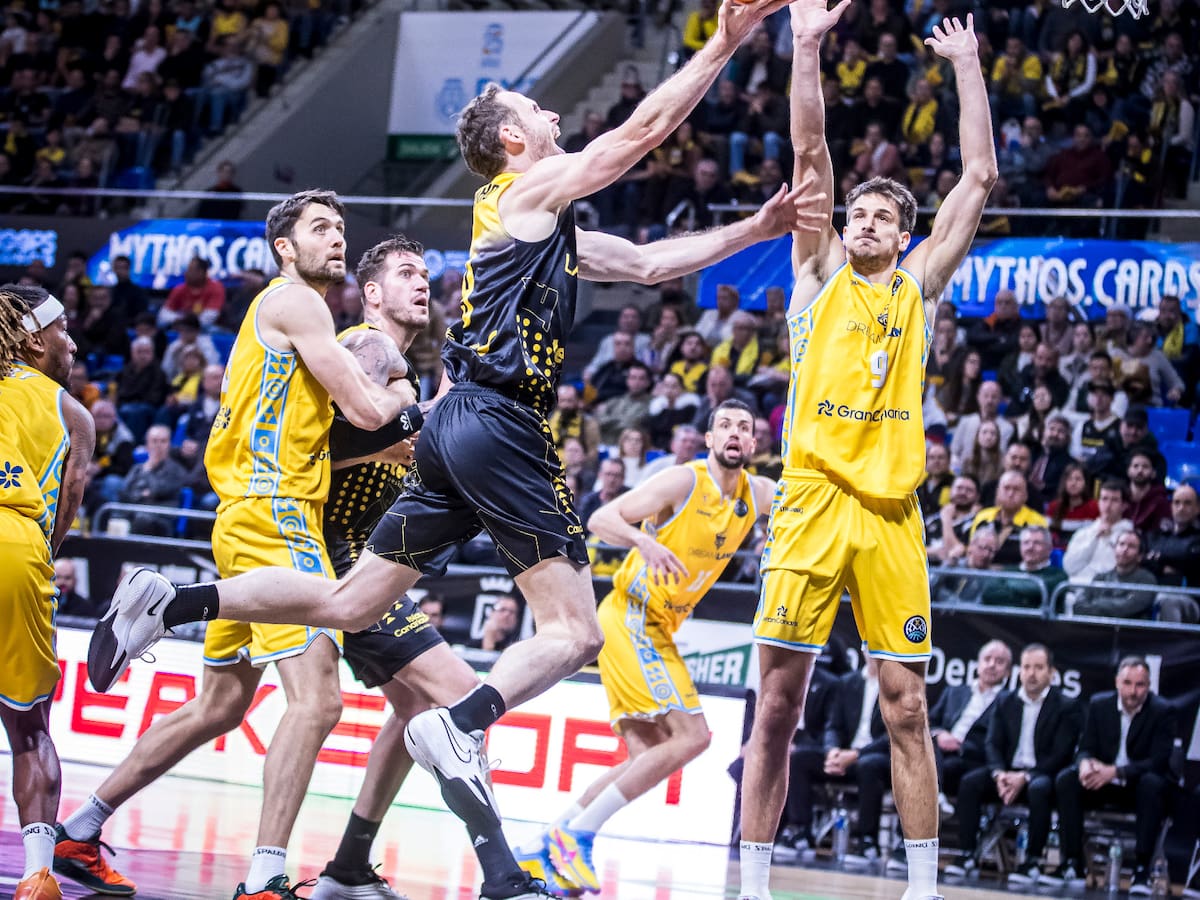 Victoria en el derbi, clasificación para cuartos, primero de grupo y exhibición de Huertas: La noche perfecta del CB Canarias (79-76)