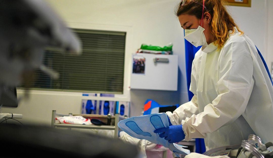 Una enfermera trabajando en una planta Covid.