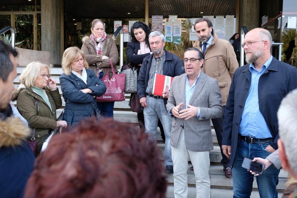 El delegado de Desarrollo Educativo, Miguel Briones, ha informado esta mañana a los padres afectados por el cierre de la guardería de los resultados del encuentro que ha mantenido con la empresa y con los trabajadores