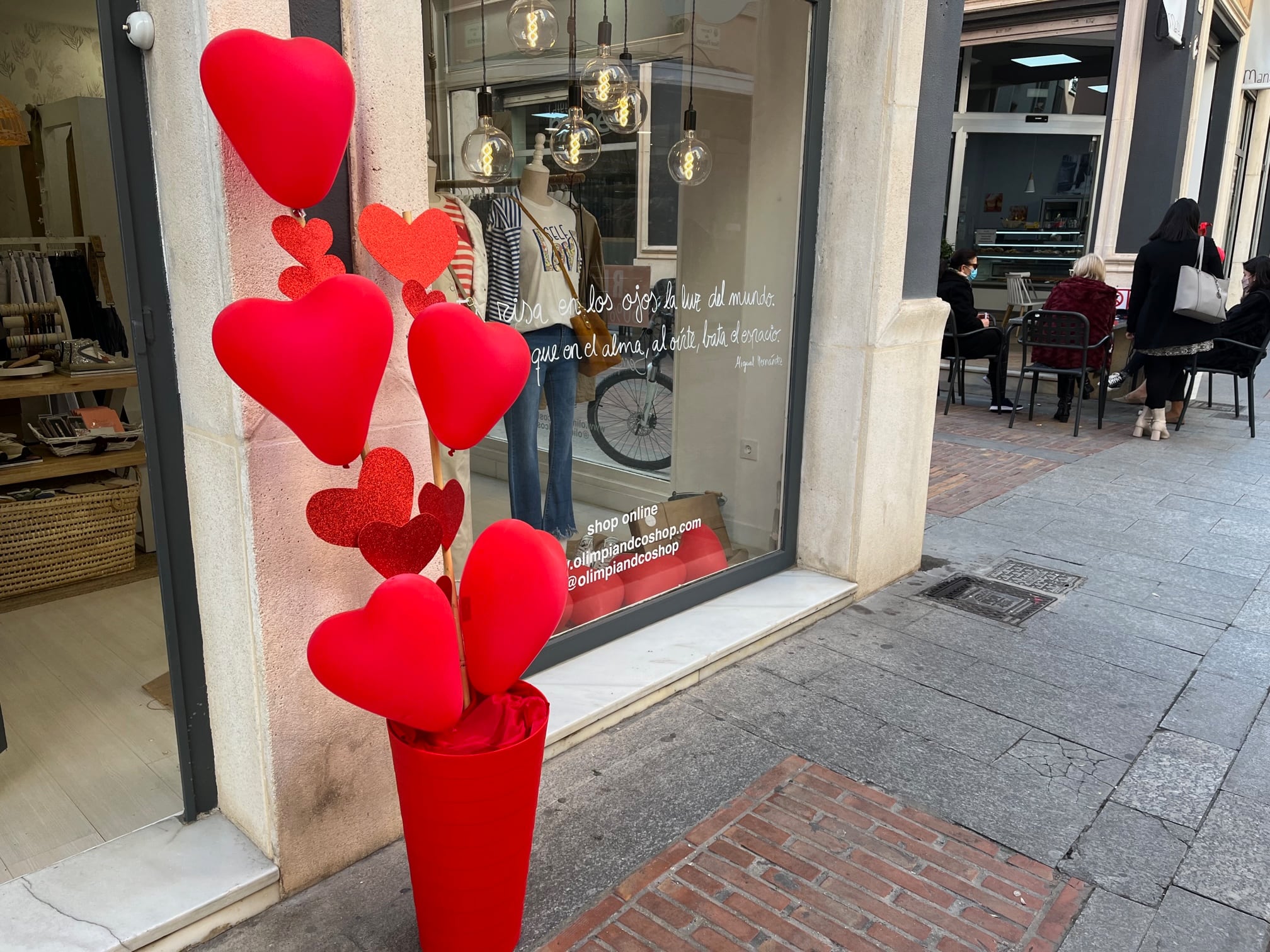 Versos en los comercios por San Valentín