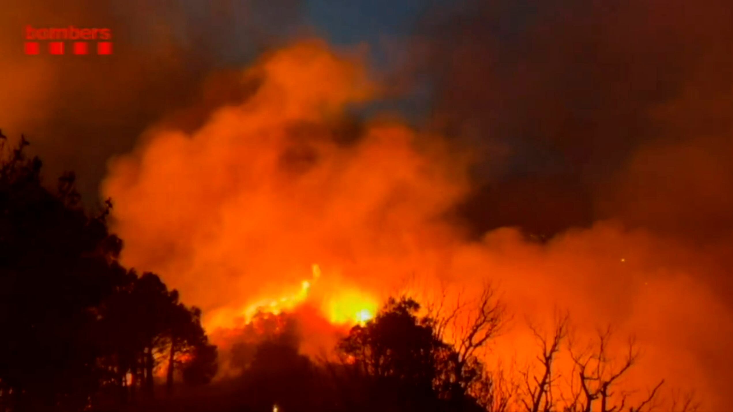 Vista del incendio que se declaró a media tarde de ayer en Portbou (Girona), que avanzó rápidamente hacia Colera y que a primera hora de este sábado se mantiene activo y sin control tras afectar ya a unas 400 hectáreas.