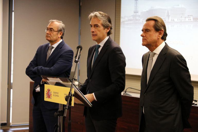 El ministre de Foment, Íñigo de la Serna, el president del Port de Barcelona, Sixte Cambra, i el president de Puertos del Estado, José Llorca
