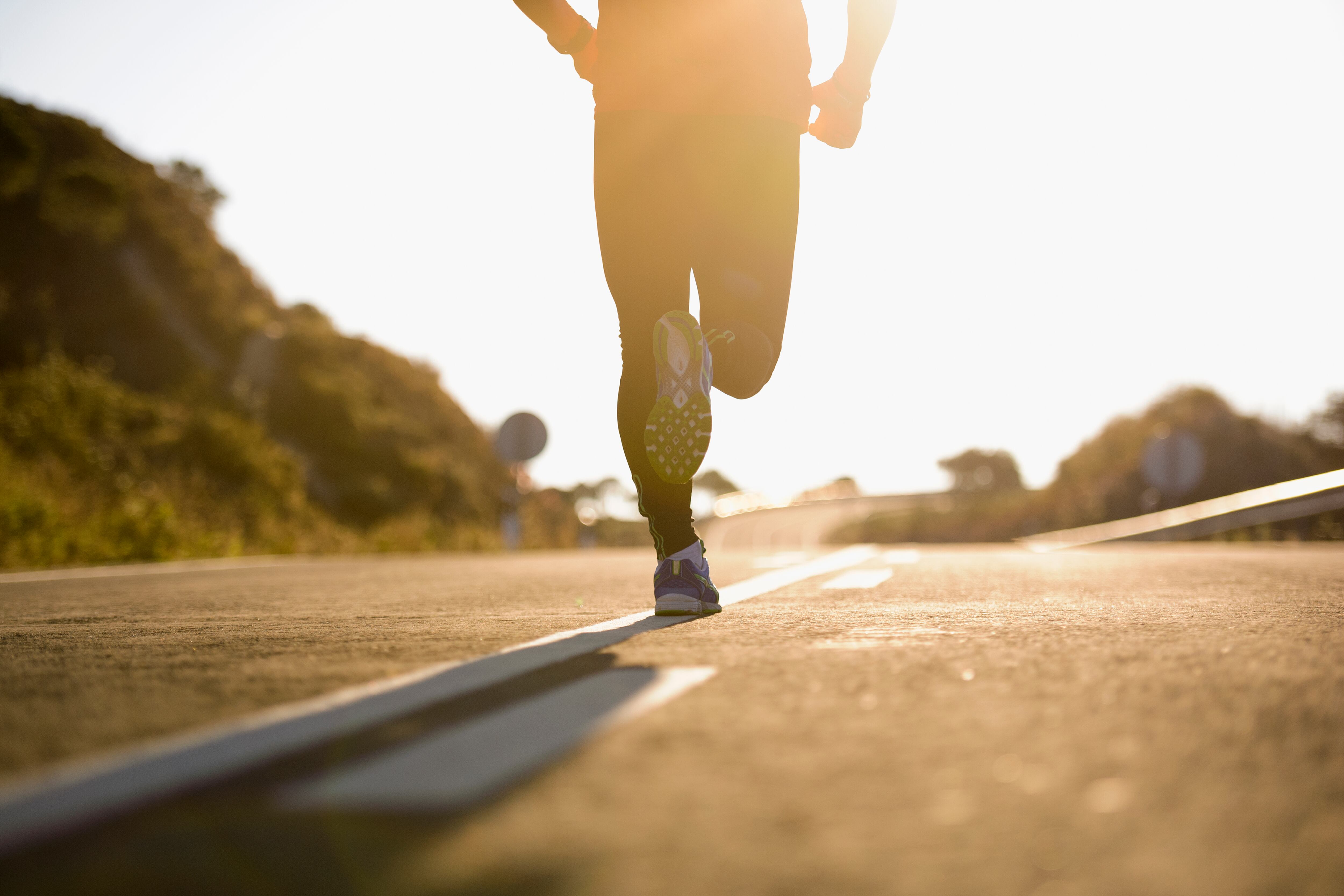 Runner corriendo en una carretera