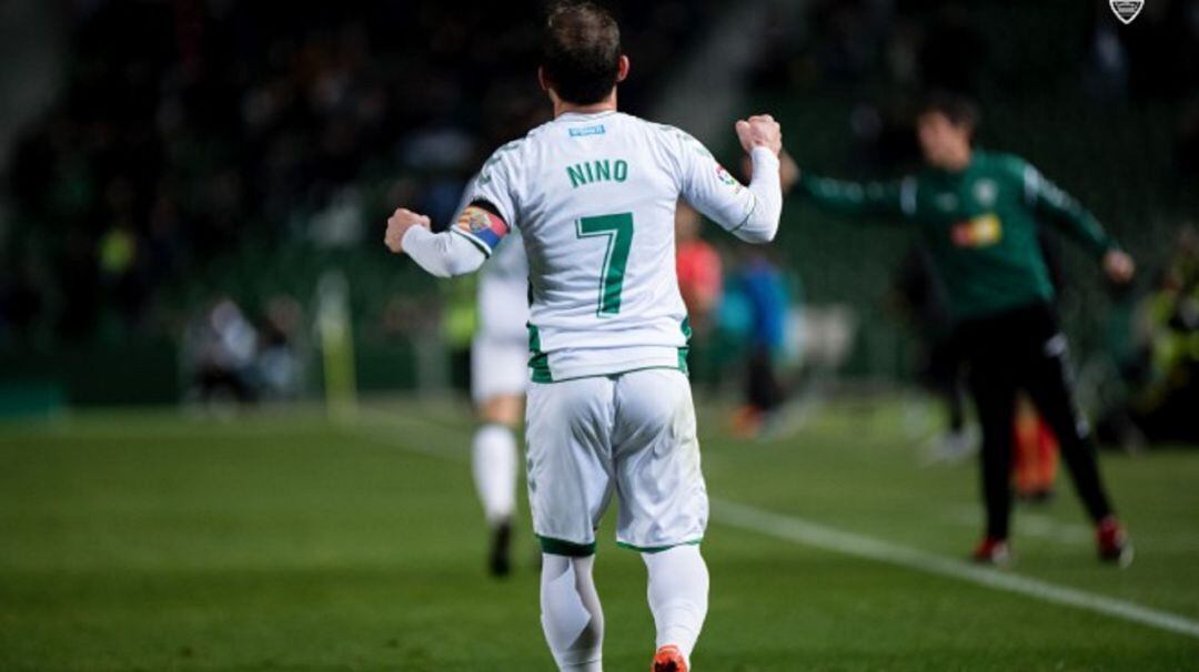 Nino celebra uno de sus goles con el Elche