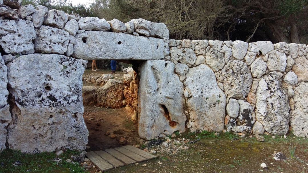 El poblado talayótico tiene una muralla ciclópea.