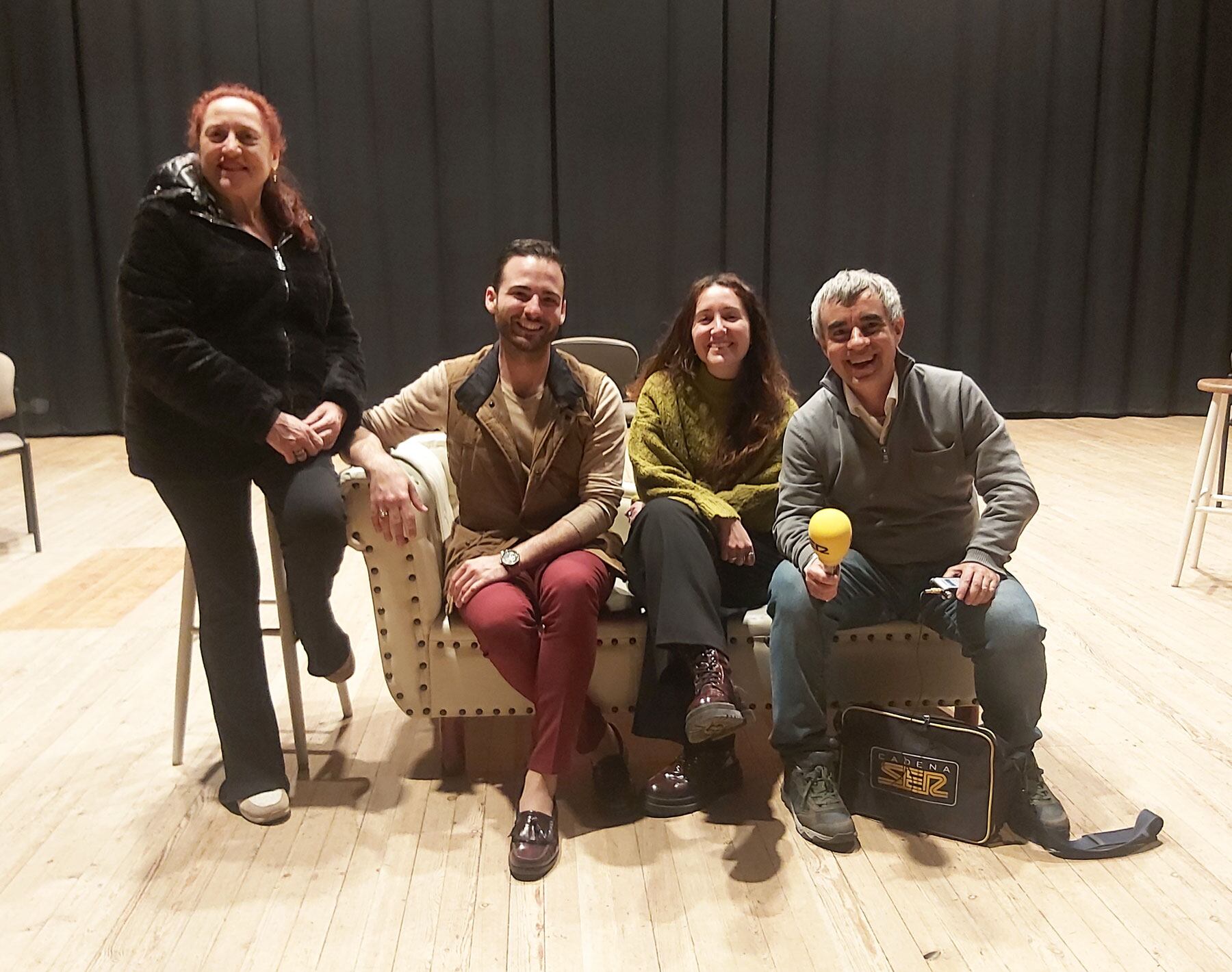 Rado Alcoy ha estat en l'escenari del Centre Cultural El Teular entrevistant als protagonistes de la Mostra de Teatre de Cocentaina